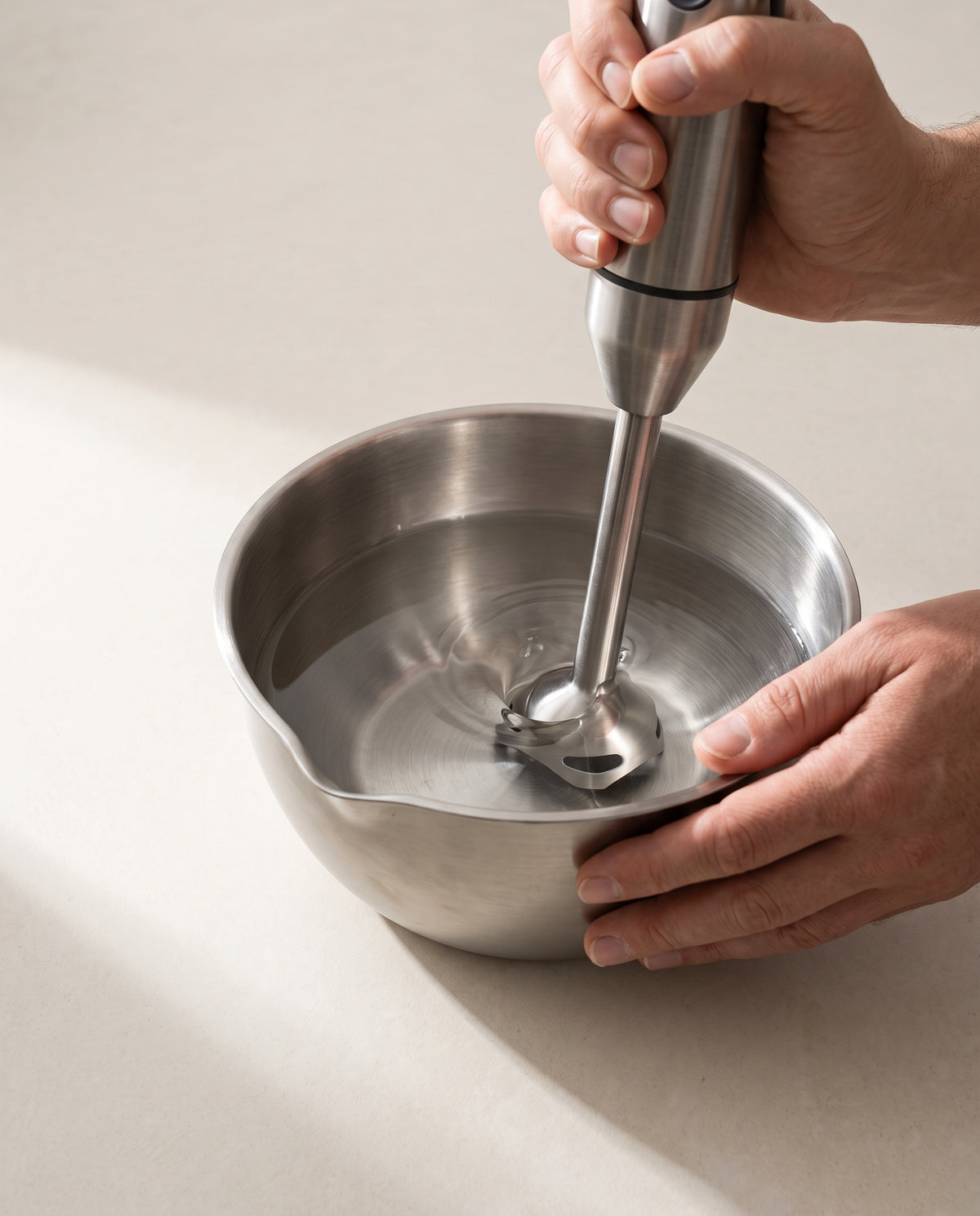 Stavmixer i skålen med klar gel
